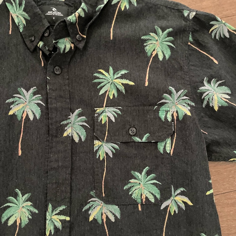 Euc Rip Curl Size Small Meds Button Down - image 2